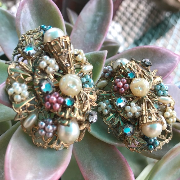 Vintage Jewelry - Vintage Detailed 3D Beaded Clip on Earrings